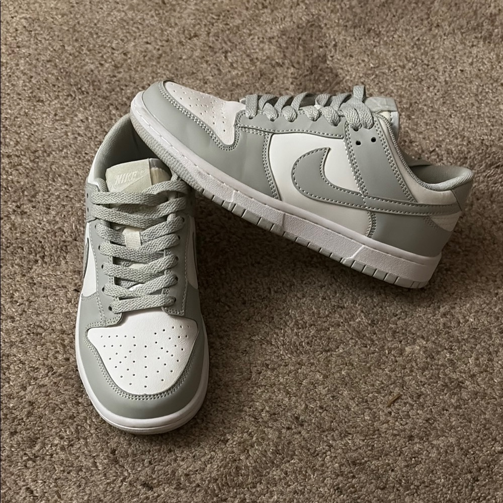 Nike WOMEN'S DUNK LOW - WHITE/LIGHT SMOKE GREY